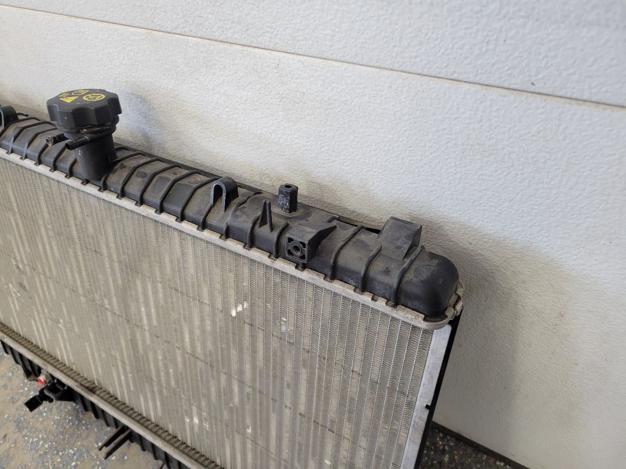 2010 CAMARO 6.2L SS RADIATOR 26K MILES 32042 - image 8