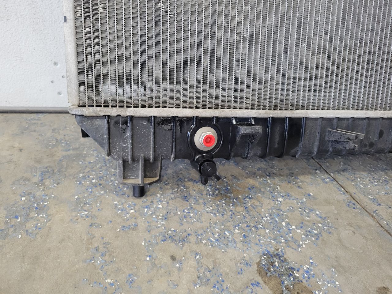 2010 CAMARO 6.2L SS RADIATOR 26K MILES 32042 - image 11