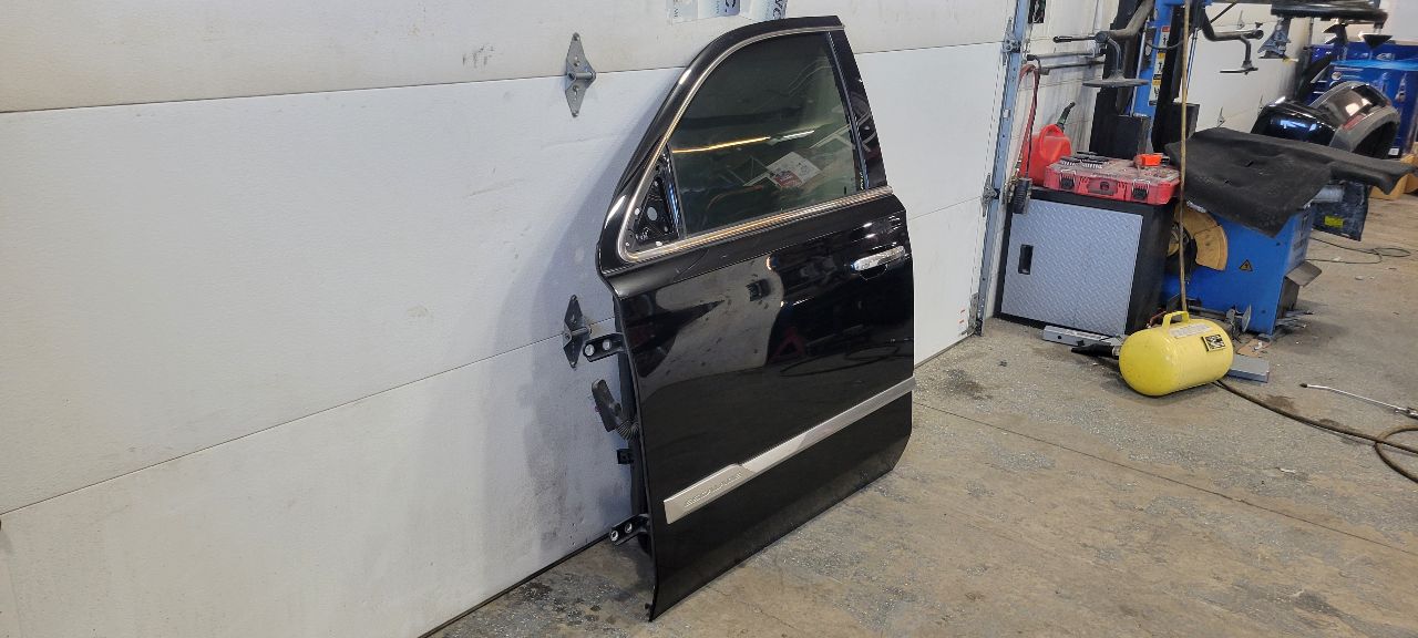 2020 ESCALAESV LH FRONT DOOR BLACK GBA CLEAN SEAM 32050 - image 3