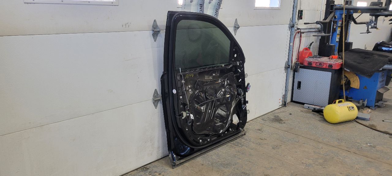 2020 ESCALAESV LH FRONT DOOR BLACK GBA CLEAN SEAM 32050 - image 8