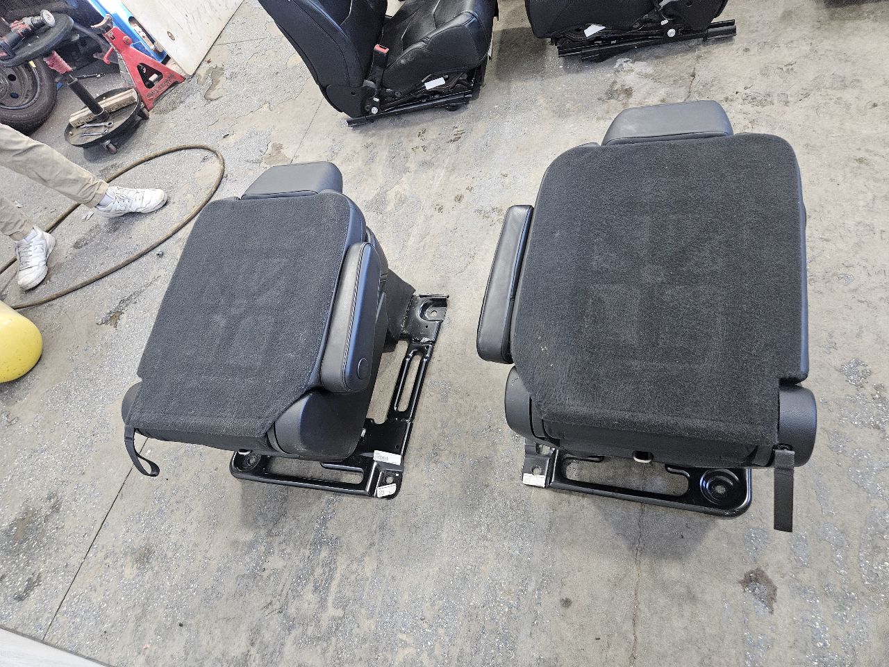 2020 ESCALAESV 2ND ROW CAPTAINS SEATS BLACK PAIR 32053 - image 12