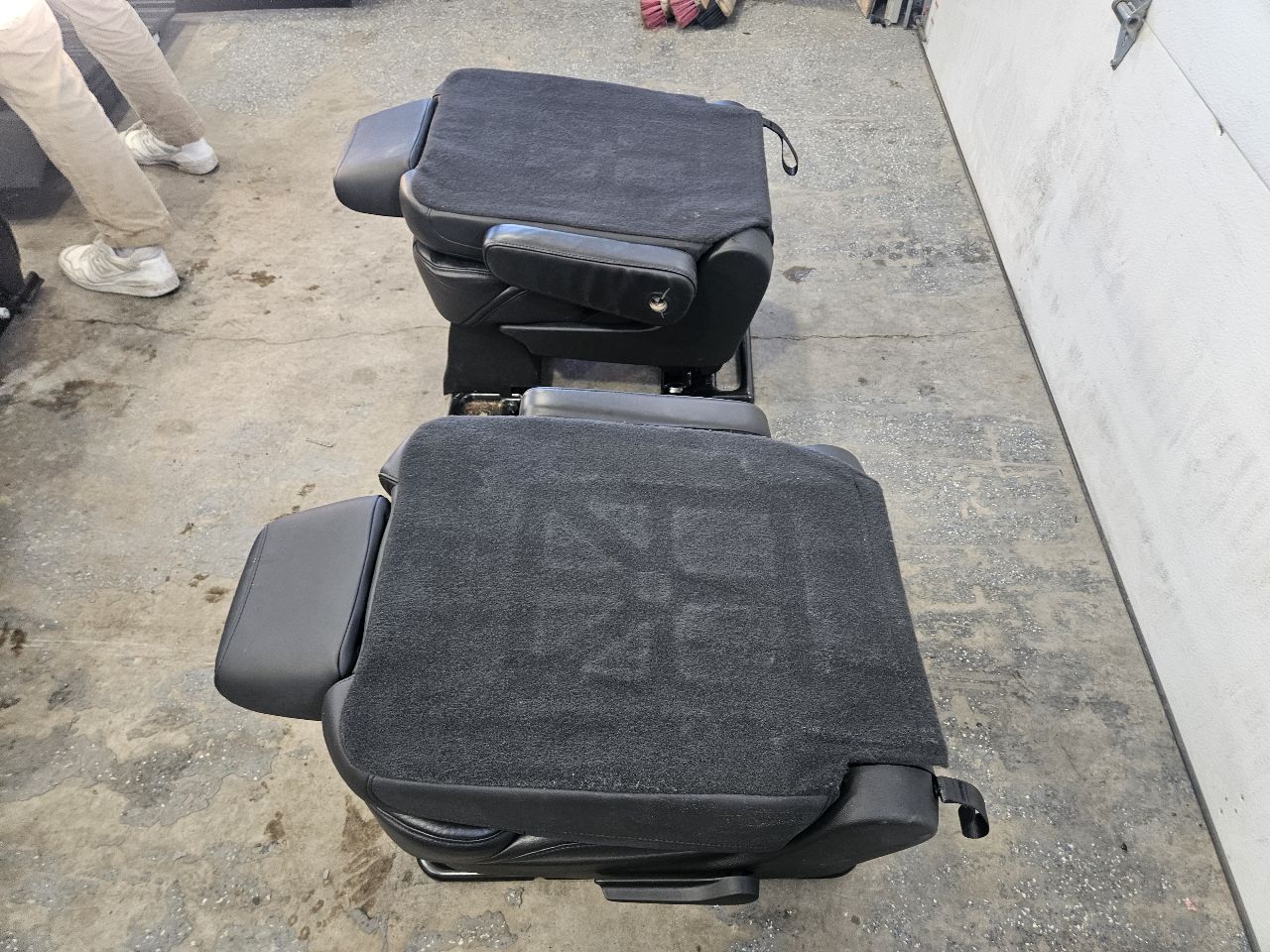 2020 ESCALAESV 2ND ROW CAPTAINS SEATS BLACK PAIR 32053 - image 13