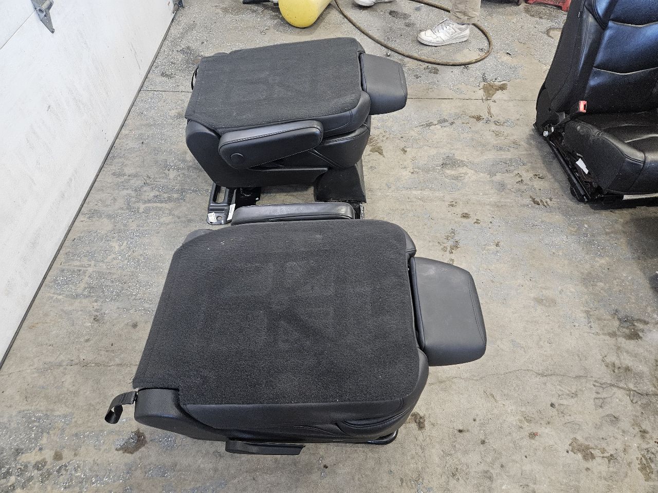2020 ESCALAESV 2ND ROW CAPTAINS SEATS BLACK PAIR 32053 - image 14