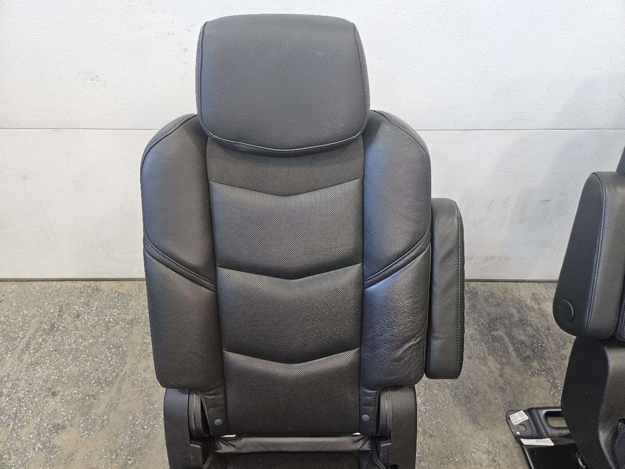 2020 ESCALAESV 2ND ROW CAPTAINS SEATS BLACK PAIR 32053 - image 6