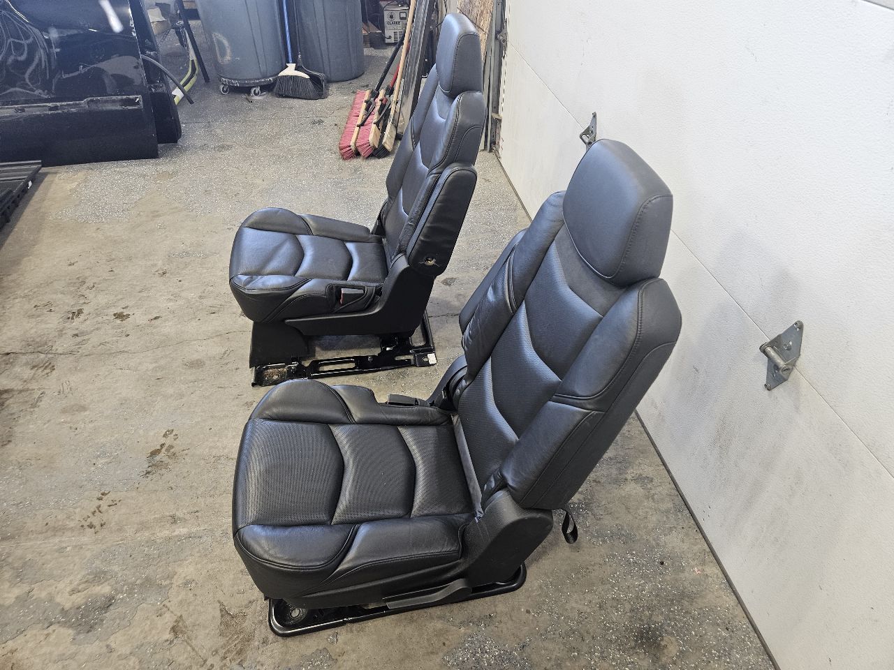 2020 ESCALAESV 2ND ROW CAPTAINS SEATS BLACK PAIR 32053 - image 4