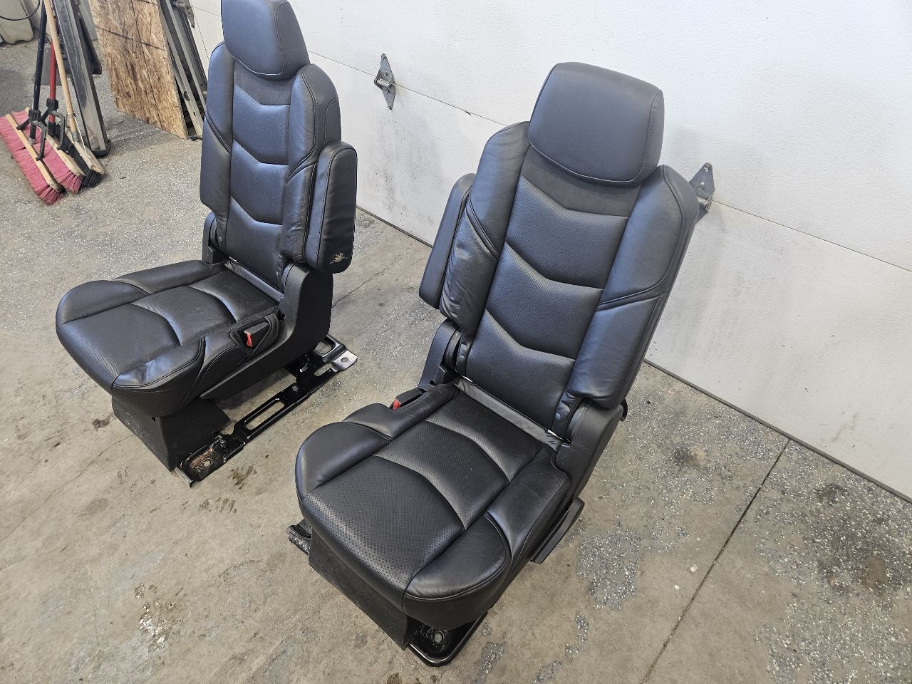 2020 ESCALAESV 2ND ROW CAPTAINS SEATS BLACK PAIR 32053 - image 2