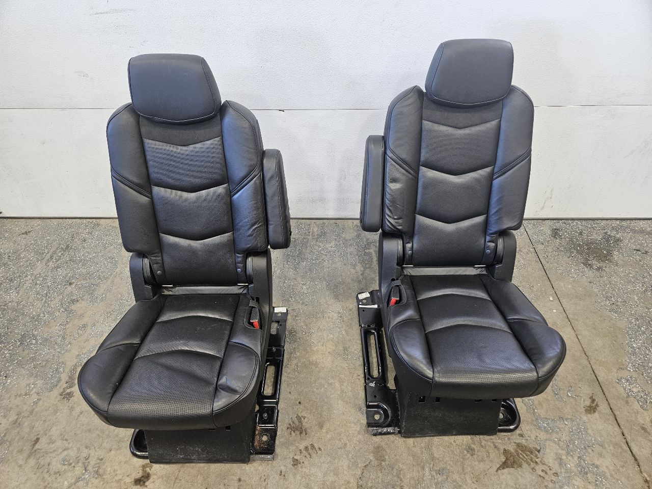 2020 ESCALAESV 2ND ROW CAPTAINS SEATS BLACK PAIR 32053 - image 1