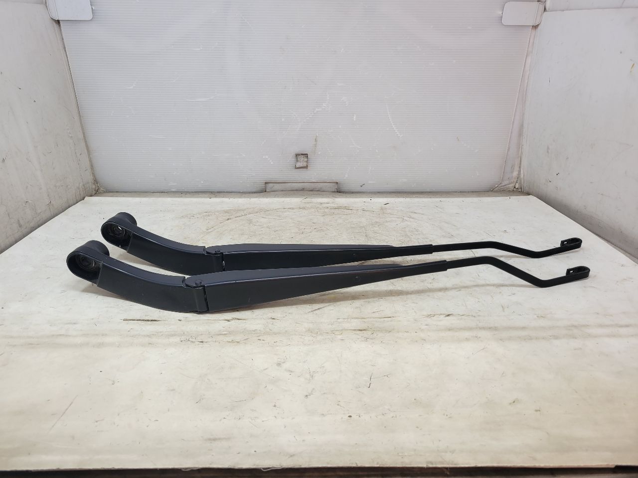 2020 ESCALAESV FRONT WINDSHIELD WIPER ARMS ARM PAIR 32071 - image 3