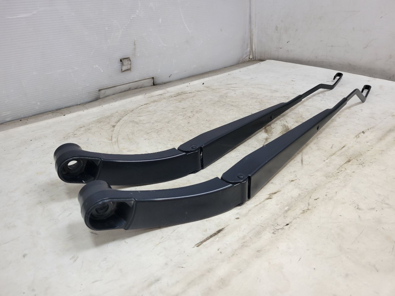 2020 ESCALAESV FRONT WINDSHIELD WIPER ARMS ARM PAIR 32071 - image 4