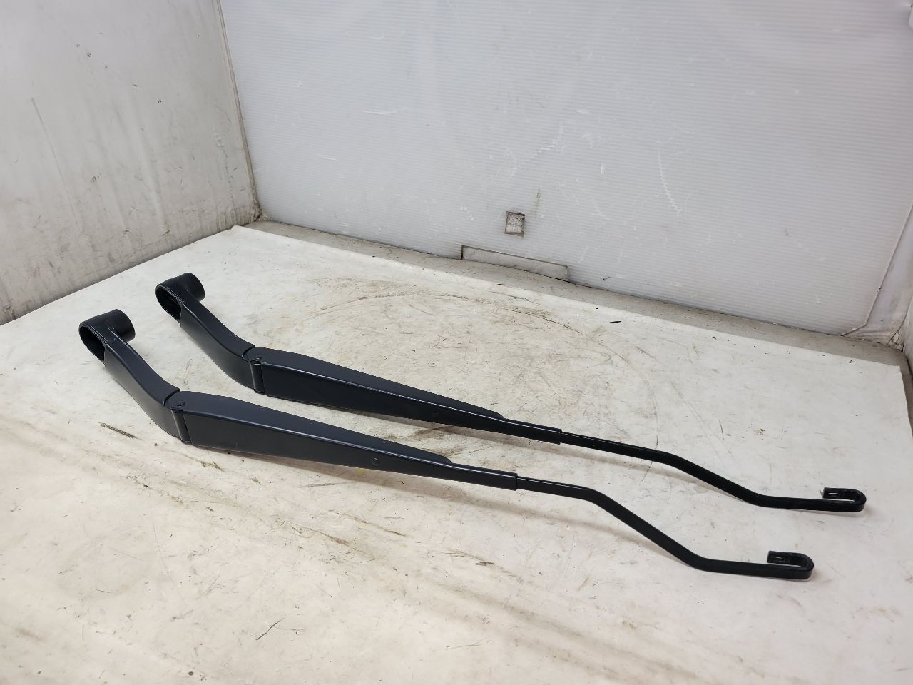 2020 ESCALAESV FRONT WINDSHIELD WIPER ARMS ARM PAIR 32071 - image 5