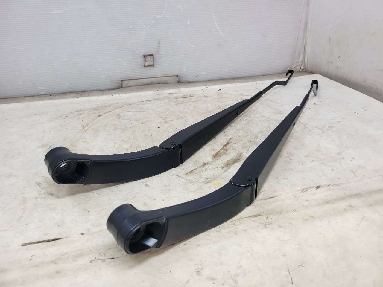2020 ESCALAESV FRONT WINDSHIELD WIPER ARMS ARM PAIR 32071 - image 6