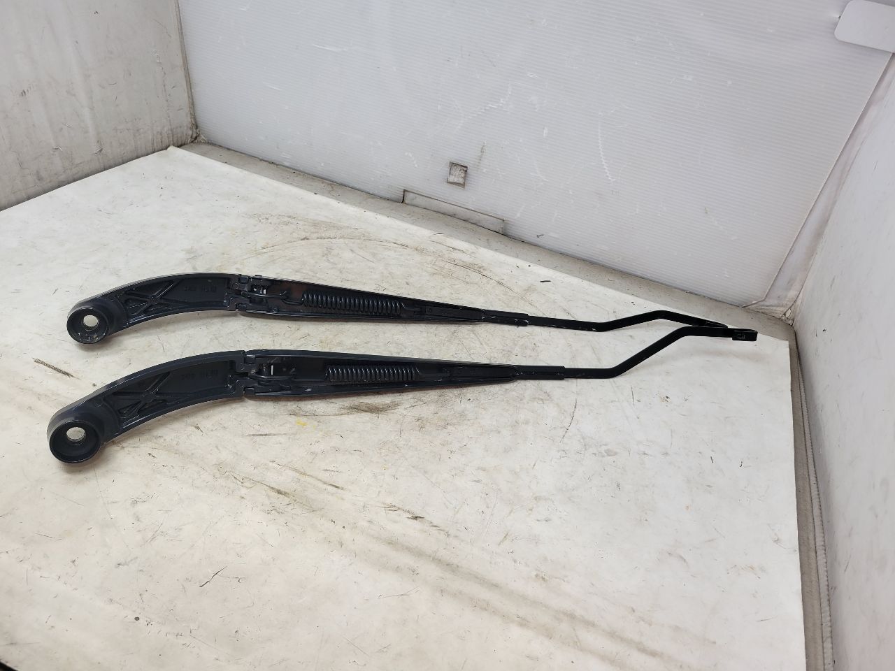 2020 ESCALAESV FRONT WINDSHIELD WIPER ARMS ARM PAIR 32071 - image 7