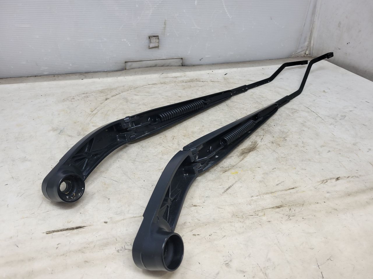 2020 ESCALAESV FRONT WINDSHIELD WIPER ARMS ARM PAIR 32071 - image 8