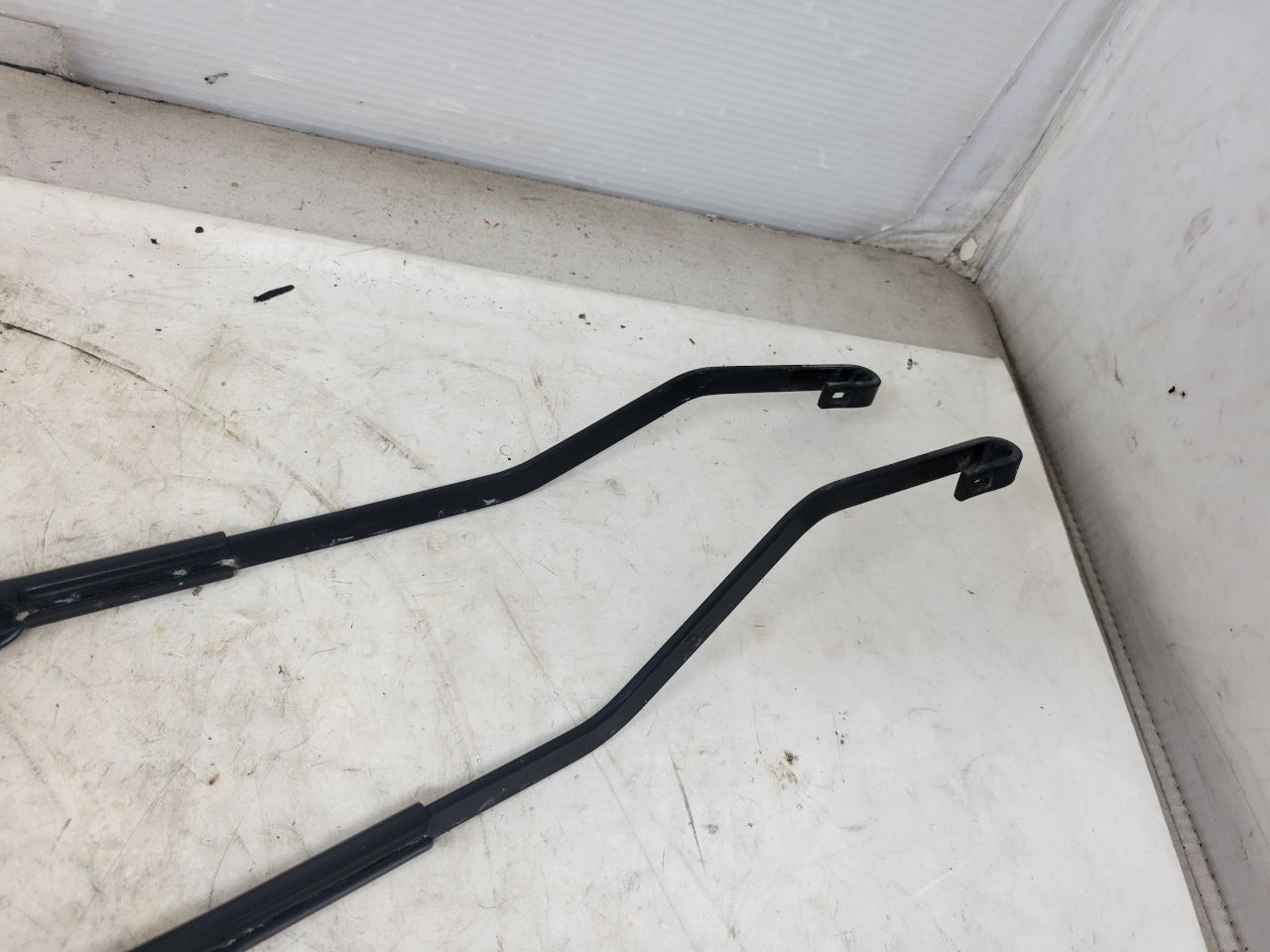 2020 ESCALAESV FRONT WINDSHIELD WIPER ARMS ARM PAIR 32071 - image 9