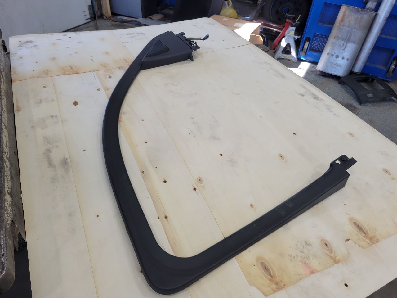 2020 ESCALAESV LH DRIVER UPPER DOOR PANEL TRIM 32078 - image 6