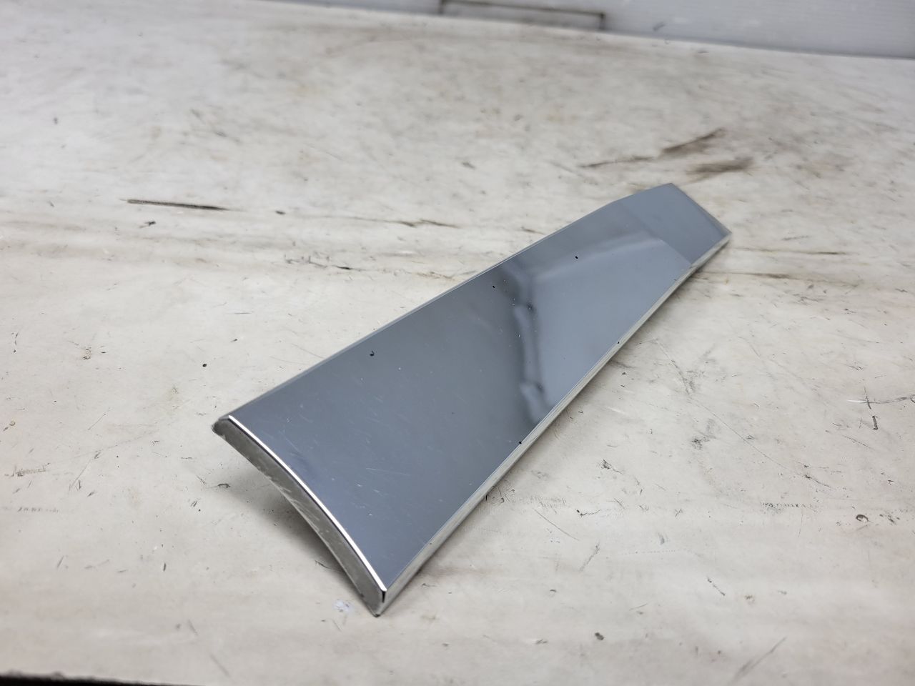 2020 ESCALAESV INSERT W/SCREWS NICE CONDITION 32082 - image 4