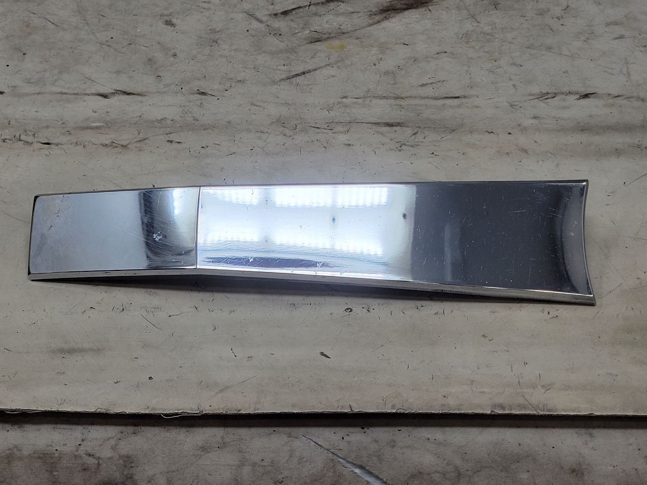 2020 ESCALAESV INSERT W/SCREWS GOOD CONDITION 32089 - image 1