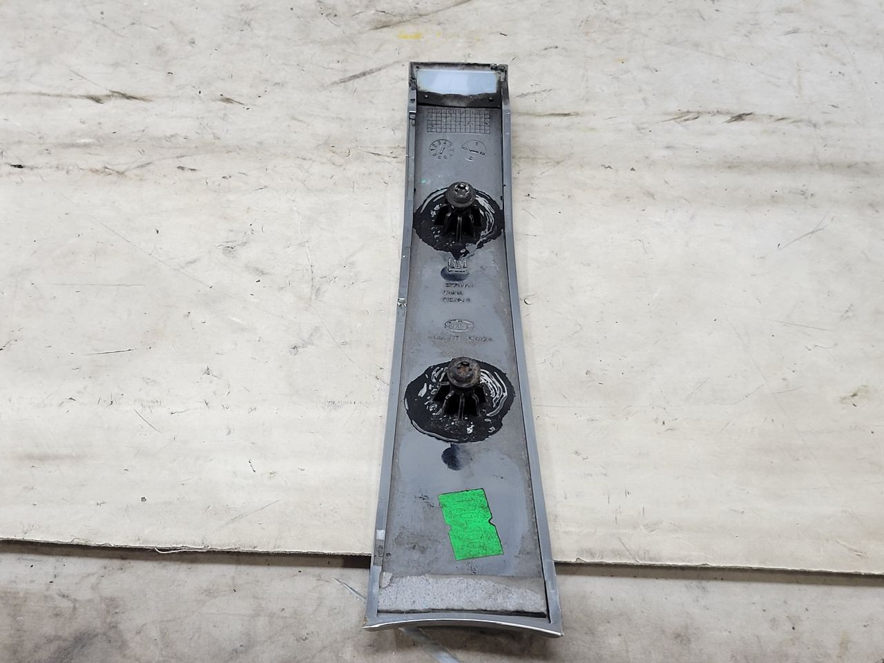 2020 ESCALAESV INSERT W/SCREWS GOOD CONDITION 32093 - image 9