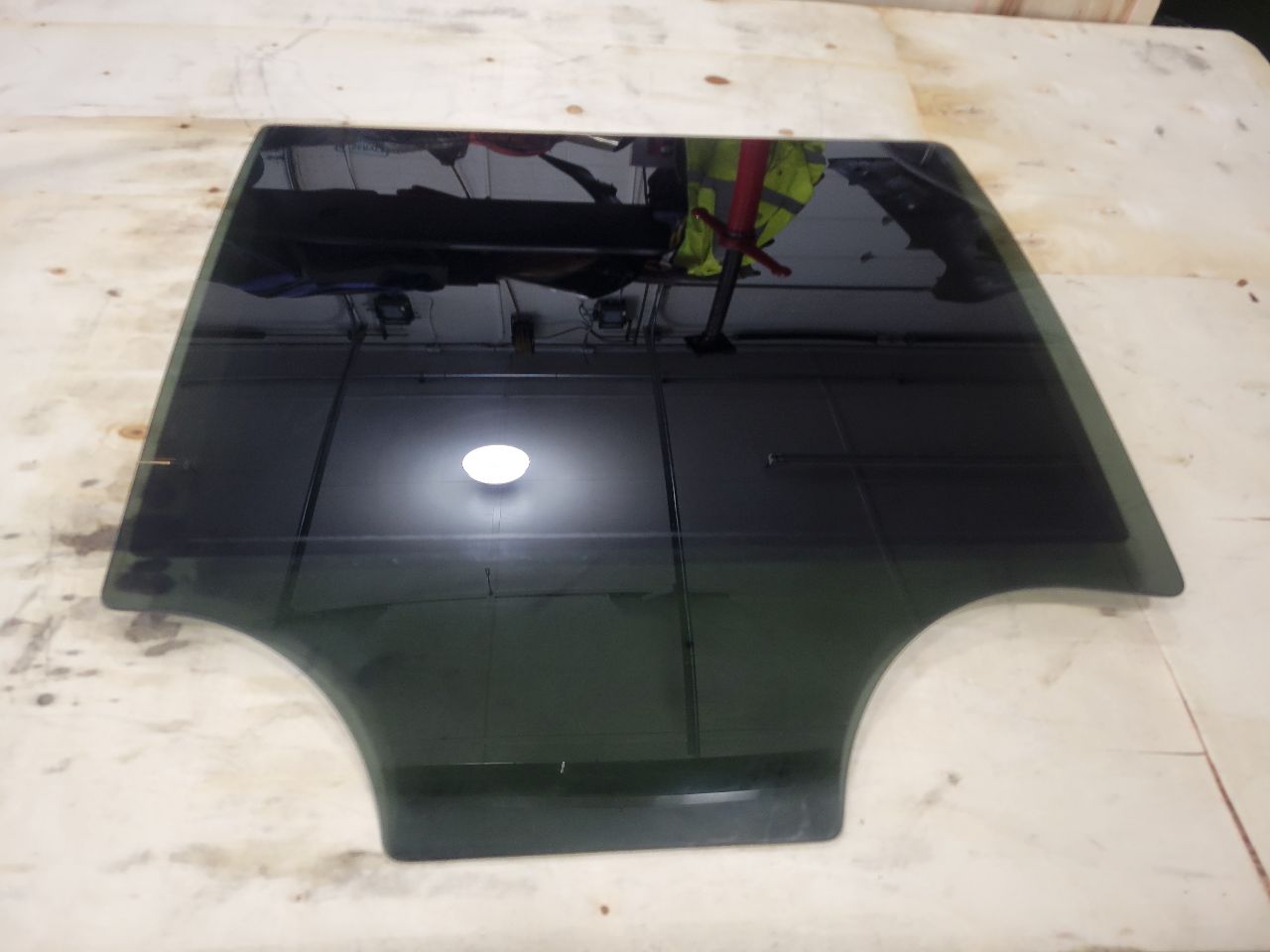 2020 ESCALAESV OEM RH REAR DOOR WINDOW GLASS 32121 - image 1