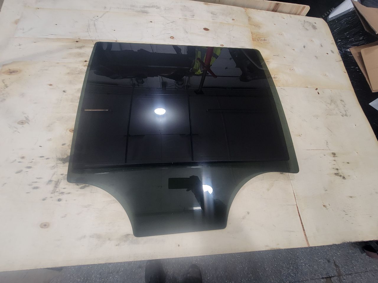 2020 ESCALAESV OEM RH REAR DOOR WINDOW GLASS 32121 - image 3
