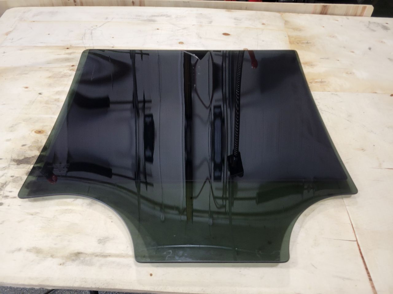 2020 ESCALAESV OEM RH REAR DOOR WINDOW GLASS 32121 - image 7