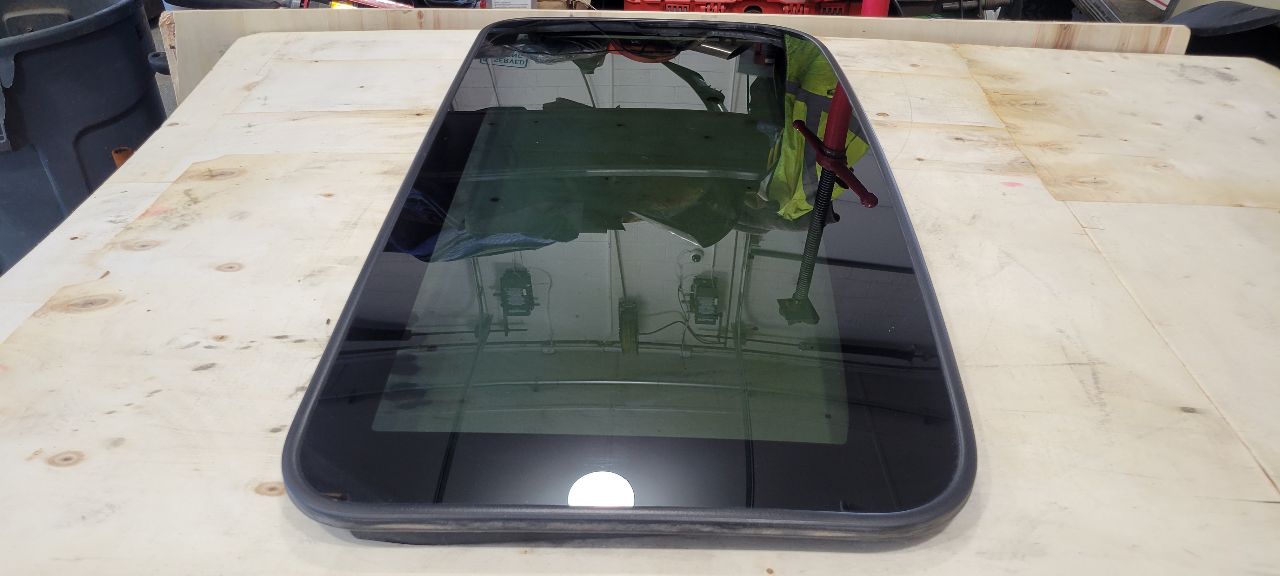 2020 ESCALAESV OEM SUN MOON ROOF GLASS ONLY 32129 - image 4