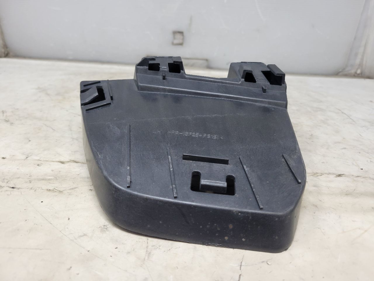 2020 ESCALAESV LH TAIL LIGHT BUMPER CLOSE OUT BRKT 32197 - image 2