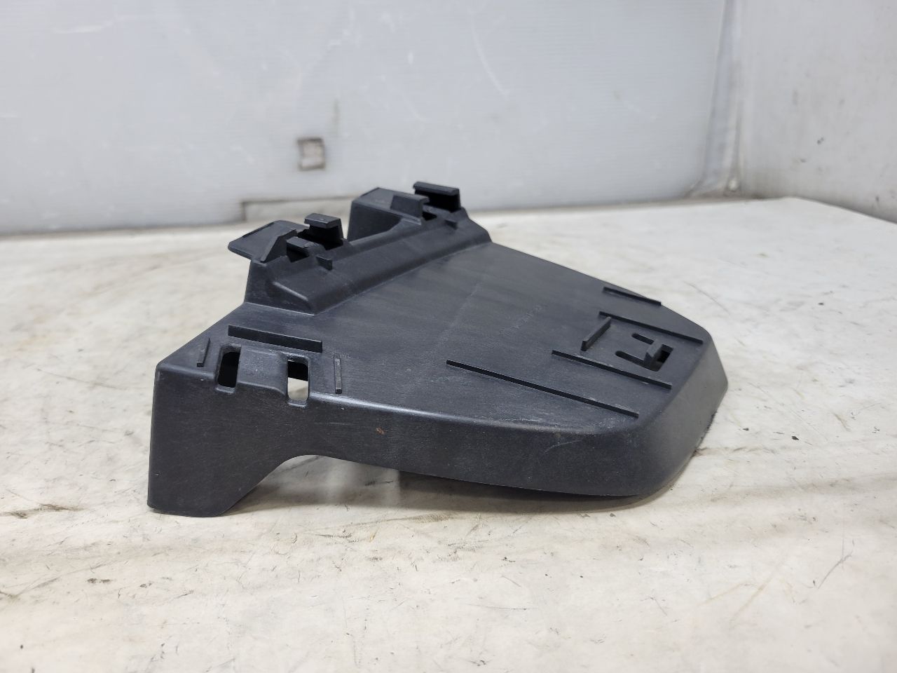 2020 ESCALAESV LH TAIL LIGHT BUMPER CLOSE OUT BRKT 32197 - image 3