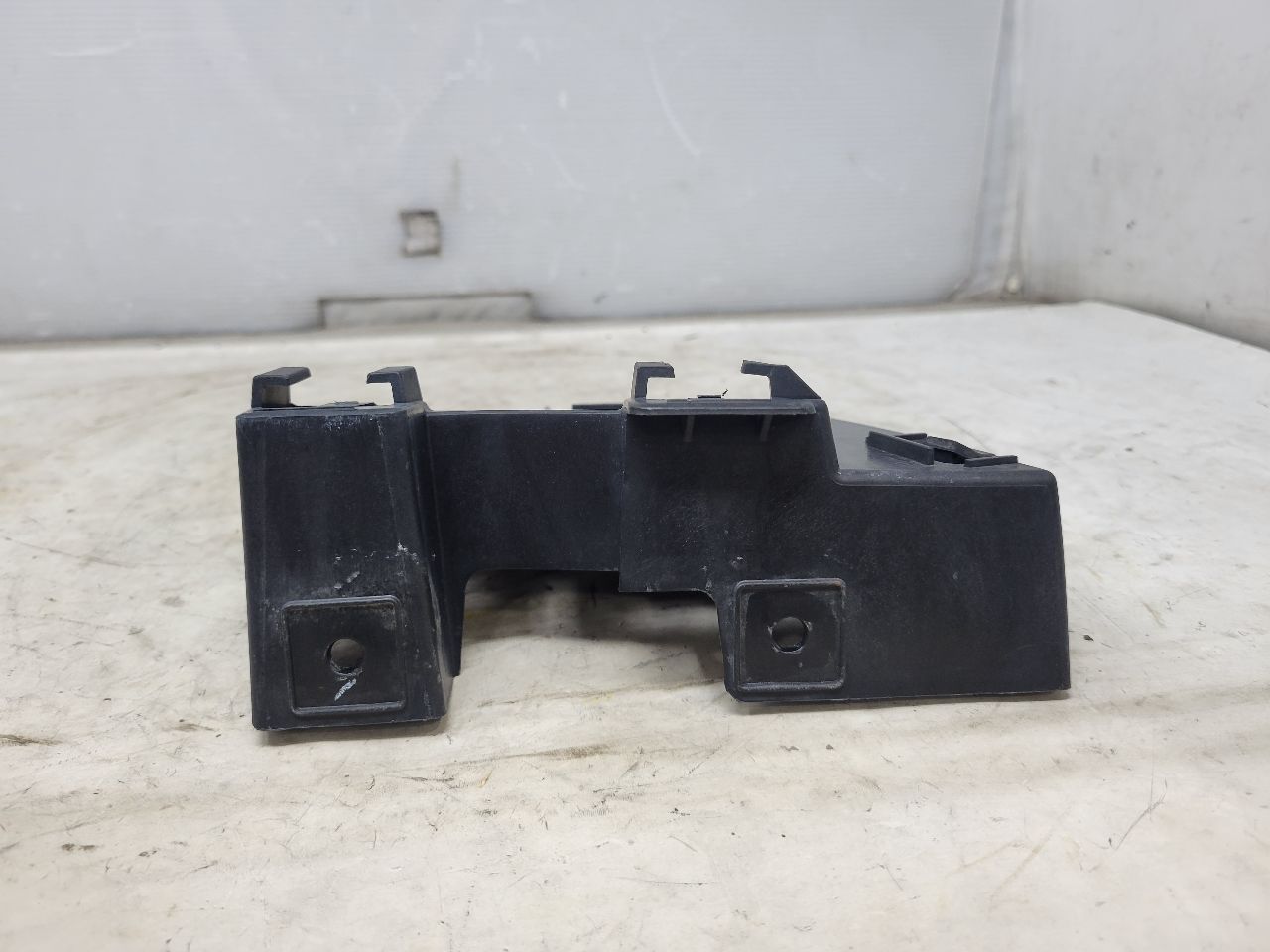 2020 ESCALAESV LH TAIL LIGHT BUMPER CLOSE OUT BRKT 32197 - image 4
