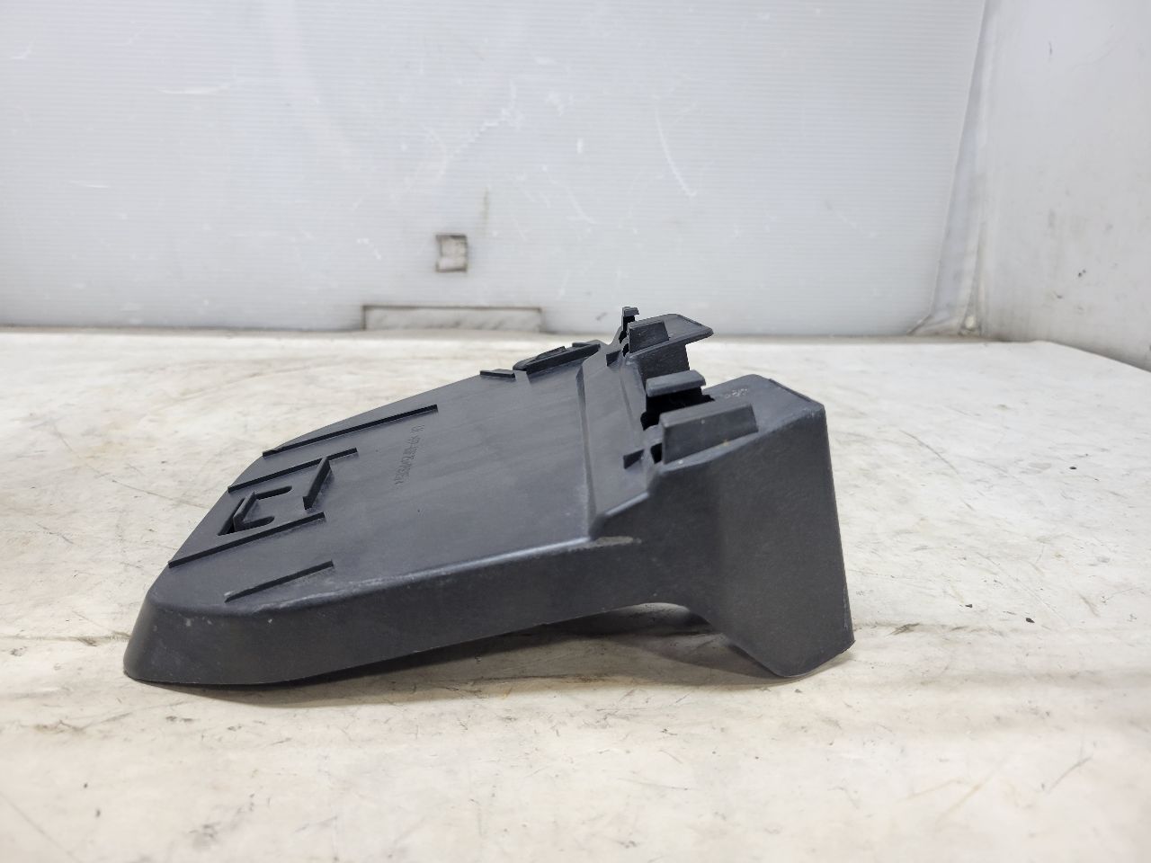 2020 ESCALAESV LH TAIL LIGHT BUMPER CLOSE OUT BRKT 32197 - image 5