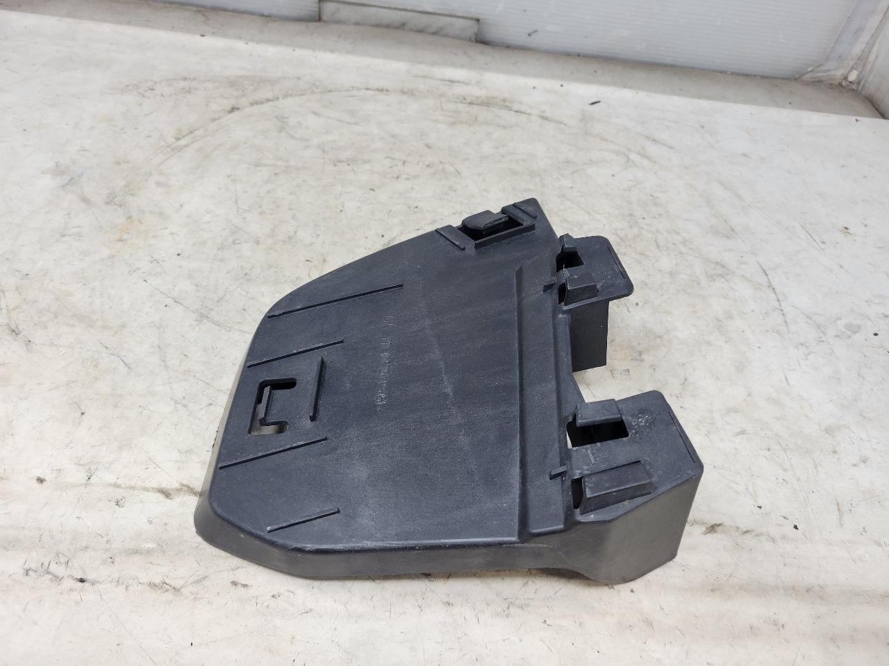 2020 ESCALAESV LH TAIL LIGHT BUMPER CLOSE OUT BRKT 32197 - image 6