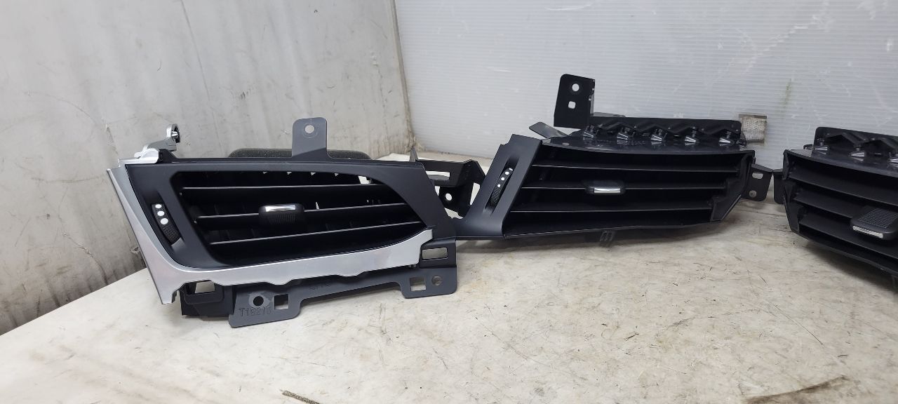 2020 ESCALAESV SET OF 4 DASH VENTS LH RH INNER OUTE 32207 - image 2