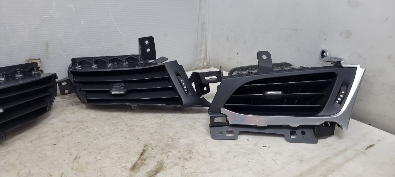 2020 ESCALAESV SET OF 4 DASH VENTS LH RH INNER OUTE 32207 - image 3