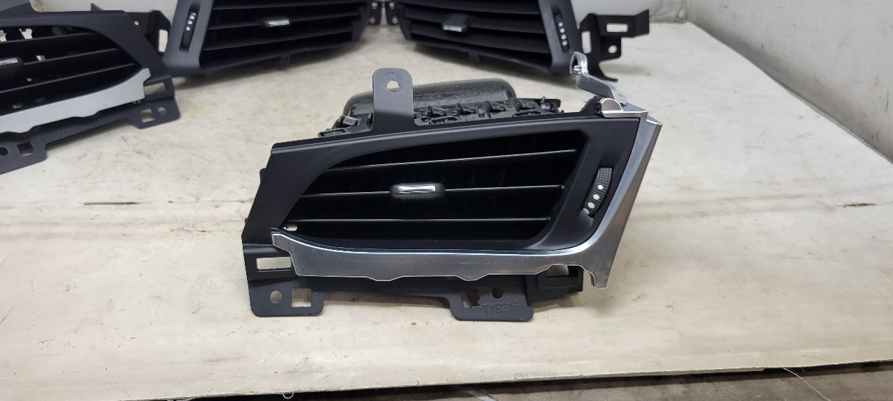 2020 ESCALAESV SET OF 4 DASH VENTS LH RH INNER OUTE 32207 - image 5