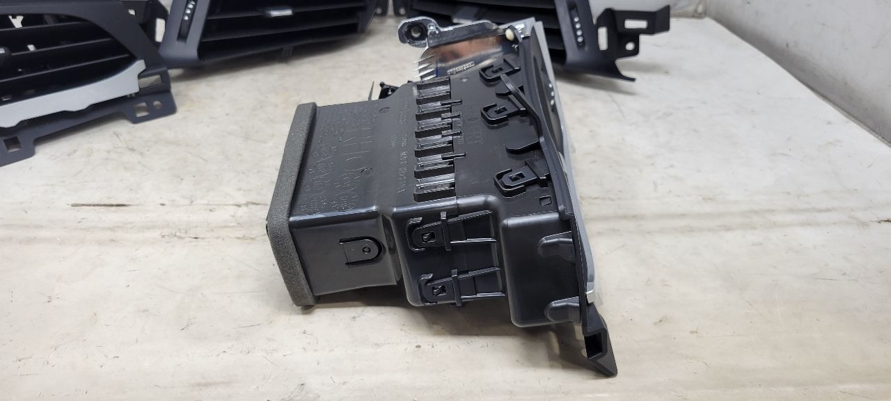 2020 ESCALAESV SET OF 4 DASH VENTS LH RH INNER OUTE 32207 - image 8