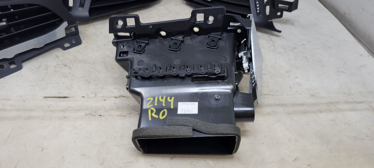 2020 ESCALAESV SET OF 4 DASH VENTS LH RH INNER OUTE 32207 - image 9