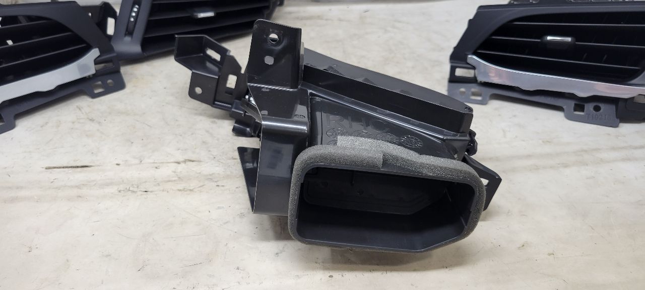 2020 ESCALAESV SET OF 4 DASH VENTS LH RH INNER OUTE 32207 - image 12