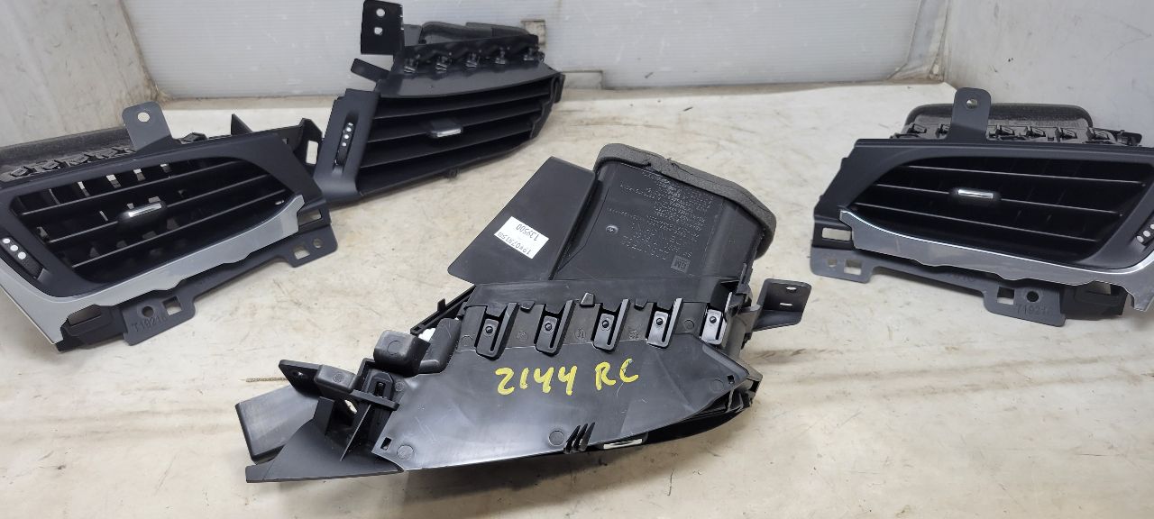 2020 ESCALAESV SET OF 4 DASH VENTS LH RH INNER OUTE 32207 - image 14