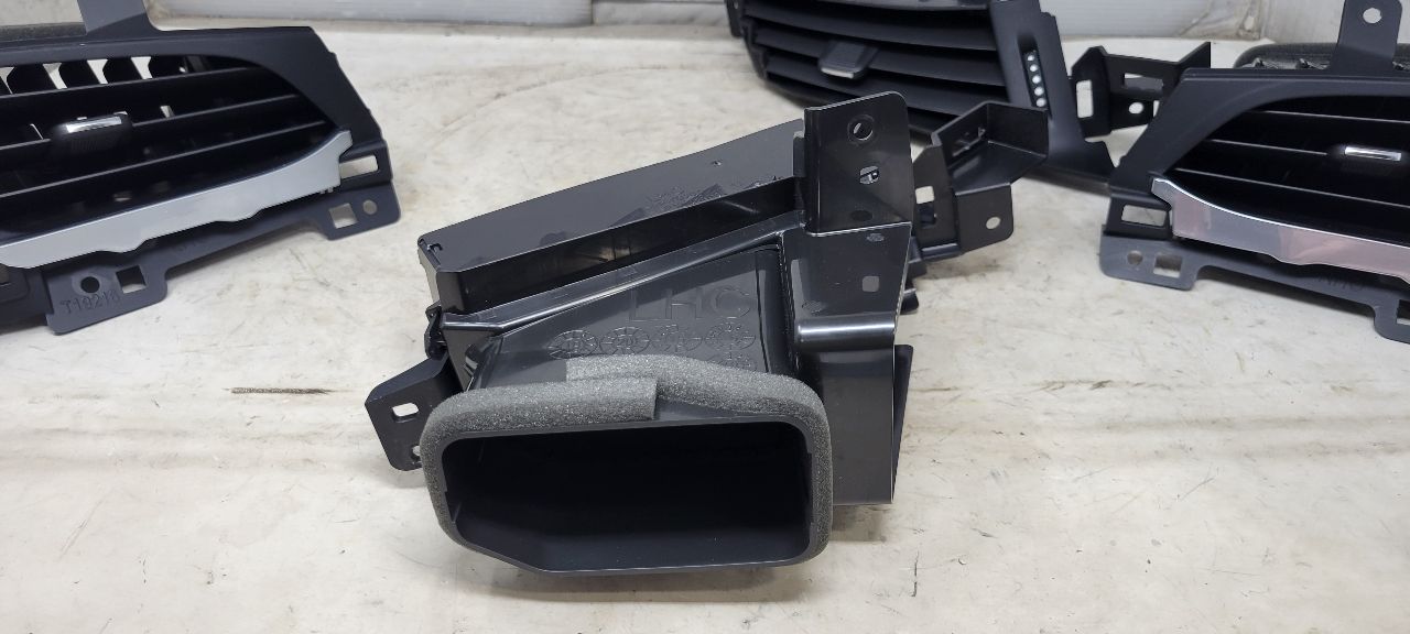 2020 ESCALAESV SET OF 4 DASH VENTS LH RH INNER OUTE 32207 - image 18