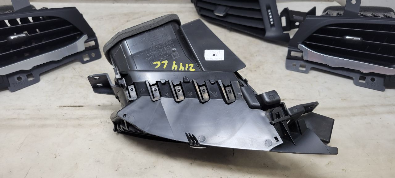 2020 ESCALAESV SET OF 4 DASH VENTS LH RH INNER OUTE 32207 - image 20