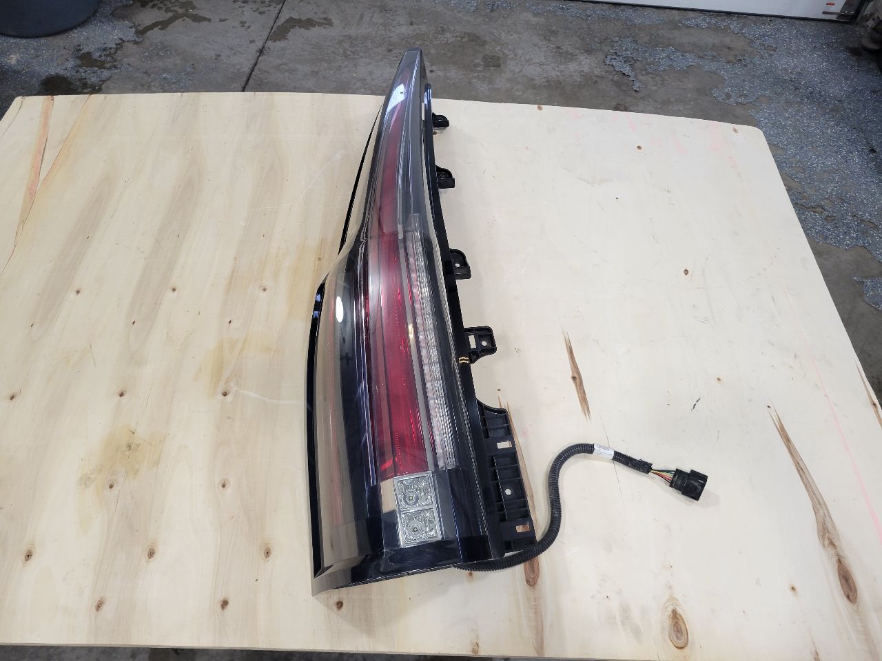 2020 ESCALAESV LH TAIL LIGHT TESTED ALL LEDS WORK 32221 - image 1