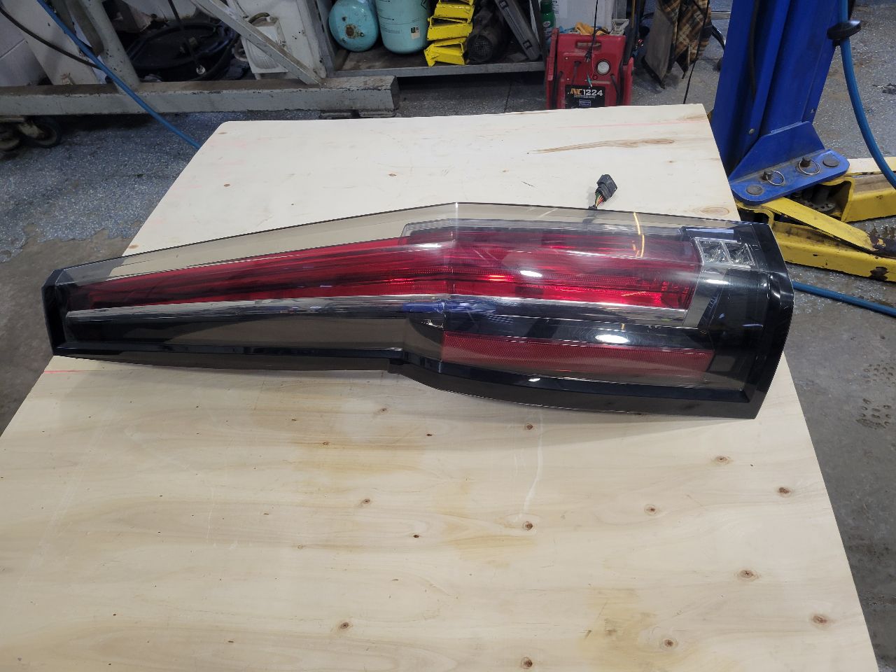 2020 ESCALAESV LH TAIL LIGHT TESTED ALL LEDS WORK 32221 - image 2