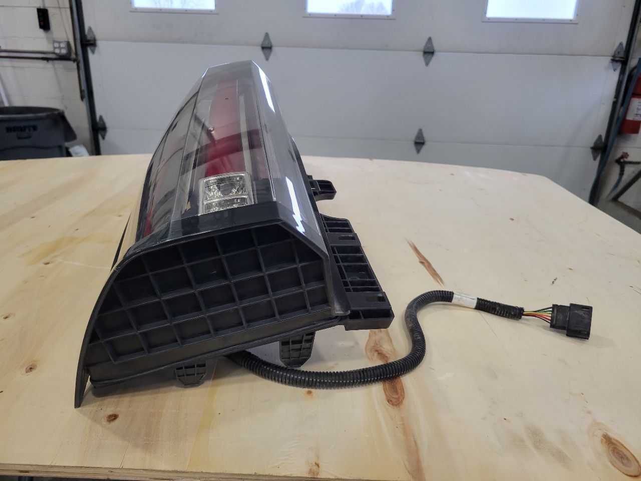 2020 ESCALAESV LH TAIL LIGHT TESTED ALL LEDS WORK 32221 - image 3