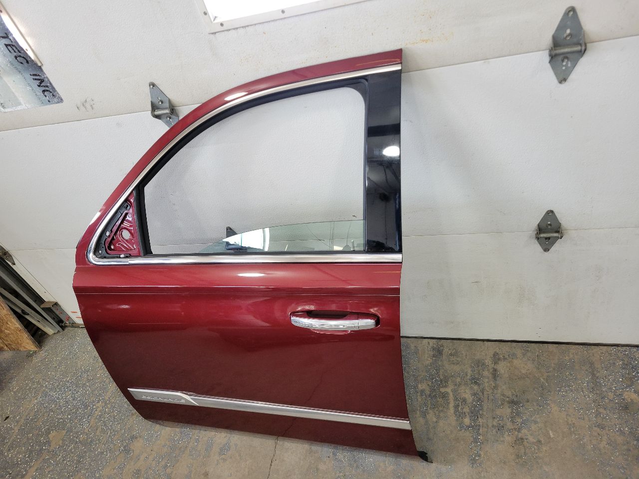 2019 ESCALADE LH DOOR RED CHIPS ON EDGE 6S.5 G1E 32225 - image 3