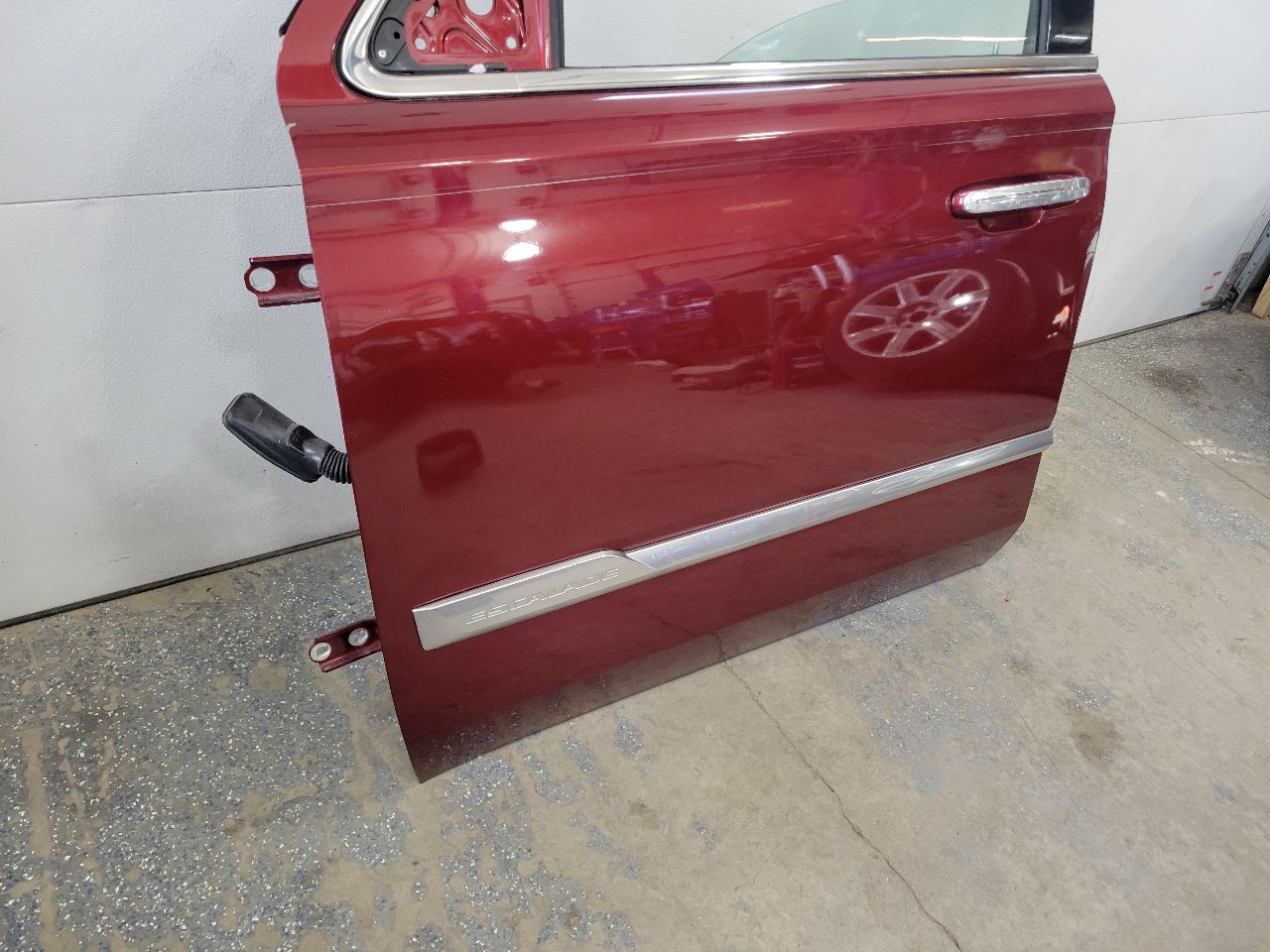 2019 ESCALADE LH DOOR RED CHIPS ON EDGE 6S.5 G1E 32225 - image 5
