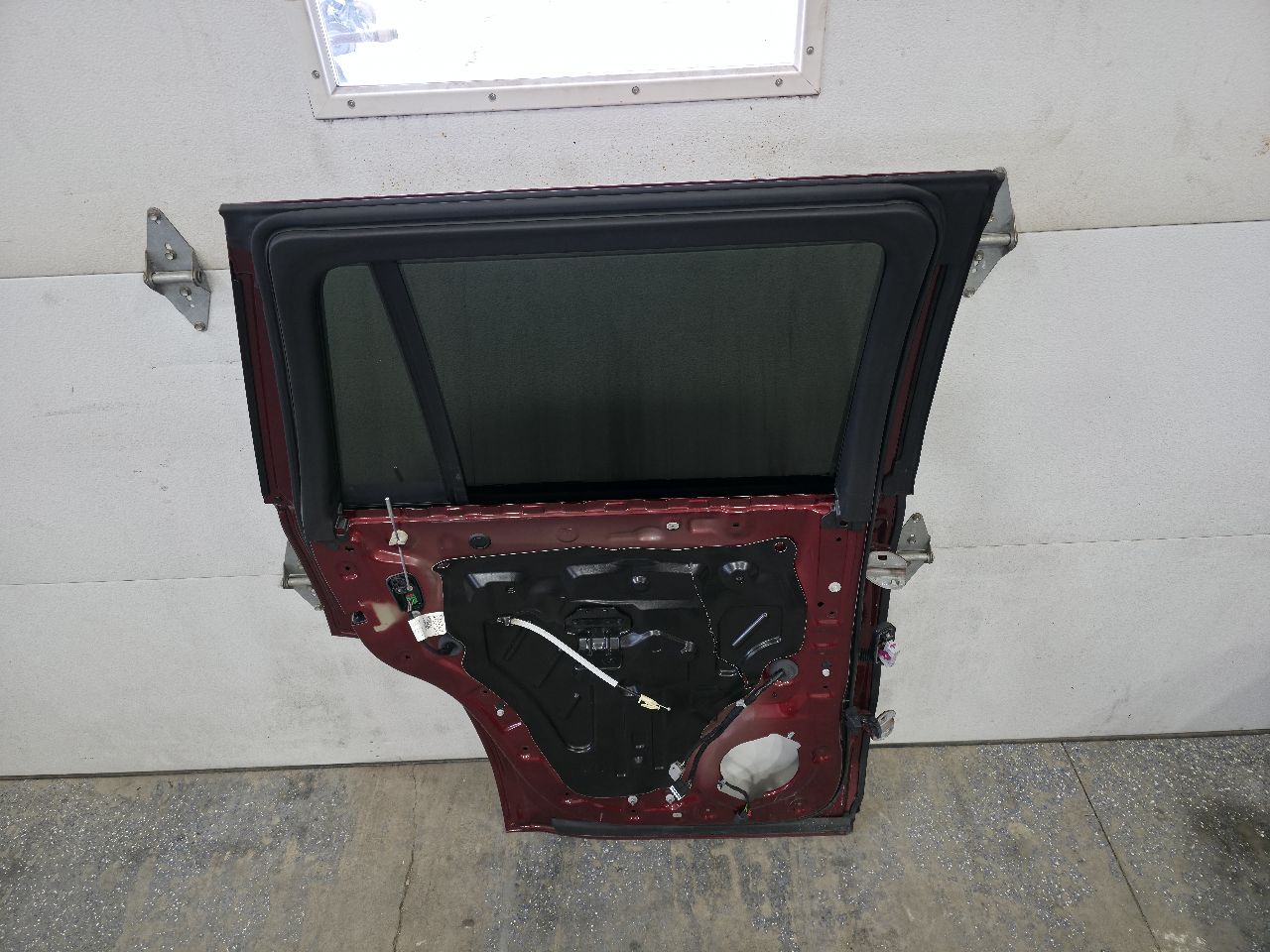2019 ESCALADE LH REAR DOOR ADDICTION RED G1E 000 32227 - image 9