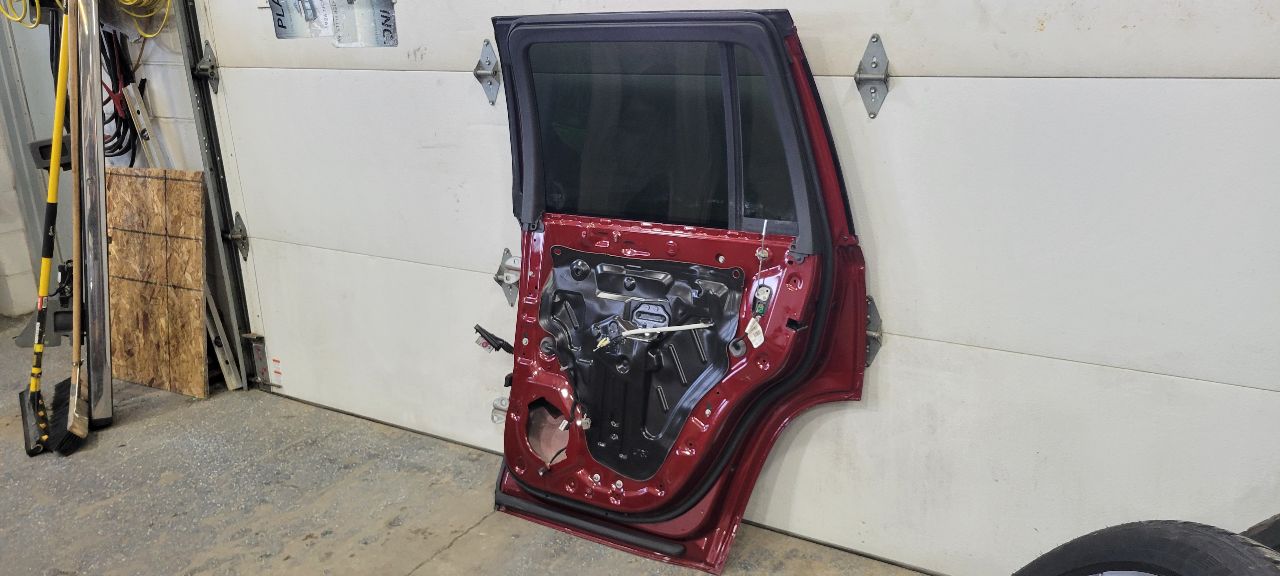 2019 ESCALADE RH REAR DOOR ADDICTION RED G1E 000 32228 - image 8