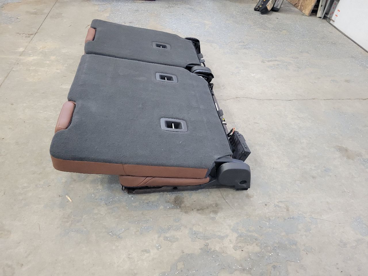2019 ESCALADE THIRD ROW POWER FOLDING SEAT BROWN 32230 - image 15