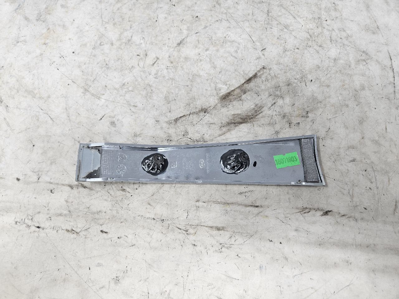2019 ESCALADE INSERT W/SCREWS NICE CONDITION 32254 - image 2