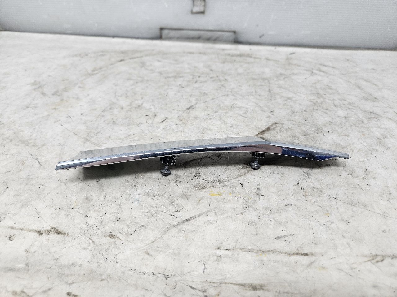 2019 ESCALADE INSERT W/SCREWS NICE CONDITION 32254 - image 4